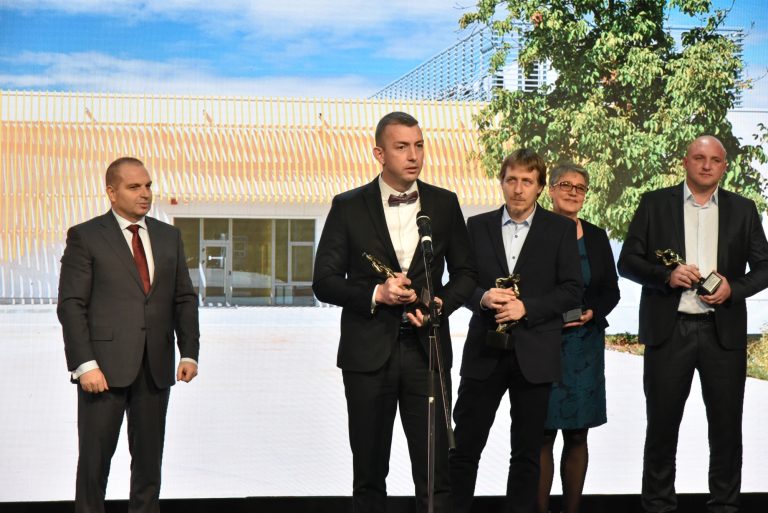 a9f3b062d0bac5dc0d84e1dcc1e4b972-1